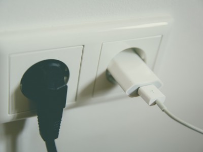 Débrancher les chargeurs et les appareils inutilisés