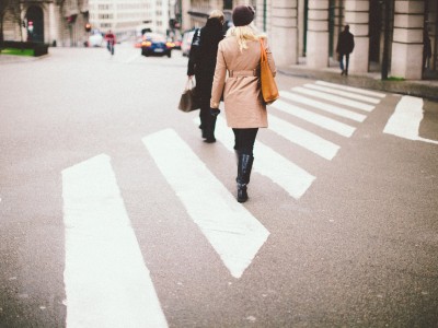 Descendre de l'autobus ou du métro un arrêt plus tôt