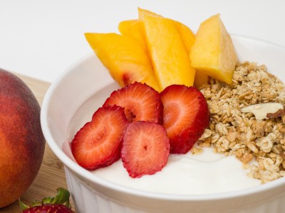 Faire le plein de noix, de légumes et trempettes, de yogourt nature et de fruits frais