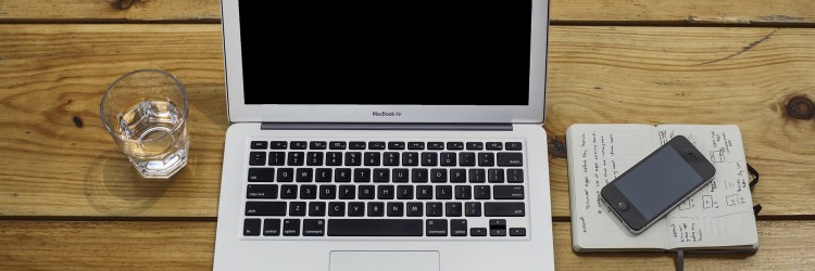 Garder un verre d’eau sur son bureau de travail