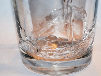 Boire un verre d'eau avant de prendre une collation