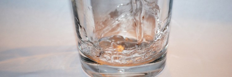 Boire un verre d’eau avant de prendre une collation