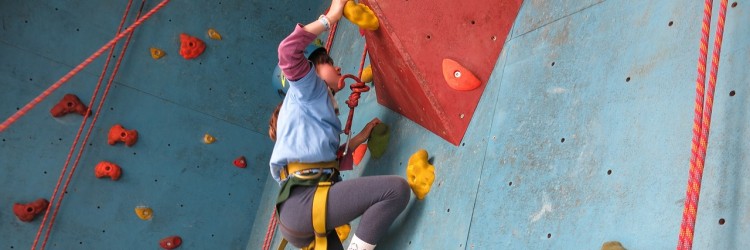 Faire de l’escalade en salle en famille