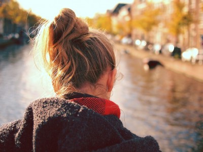 Repousser le lavage de ses cheveux d'une journée