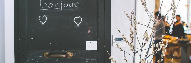 Tenir la porte à quelqu’un