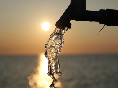 Fermer l'eau du robinet en se brossant les dents