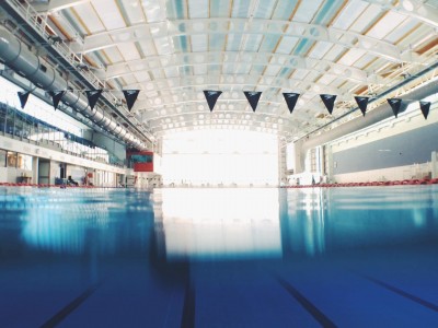 Nager à la piscine publique