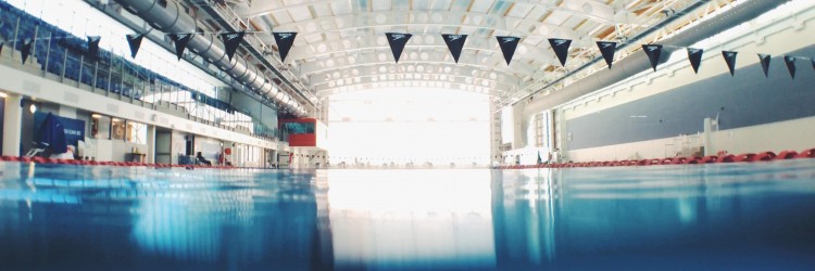 Nager à la piscine publique