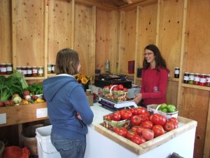 Une visite au kiosque de notre fermière maraîchère préférée!