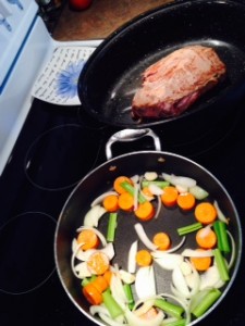 Bon petit plat réconfortant! Un rôti de porc aux herbes avec légumes racines