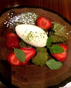 Un dessert exquis aux fraises et thé matcha