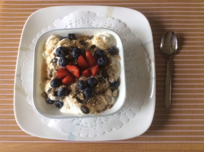 Petits fruits, yogourt et sirop d’érable