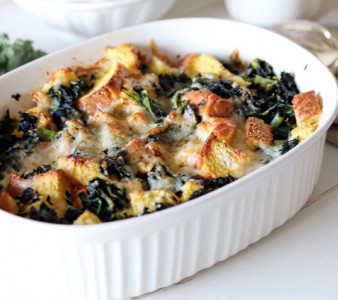 Un strata avec kale et fromage