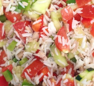 Une salade de riz avec légumes et thon.